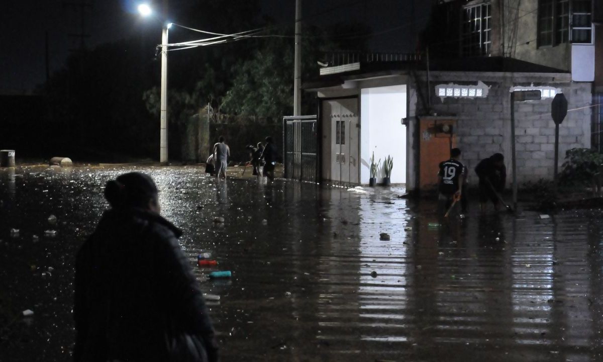 URGENCIA. Habitantes de la zona están atrapados por las anegaciones en Chalco.