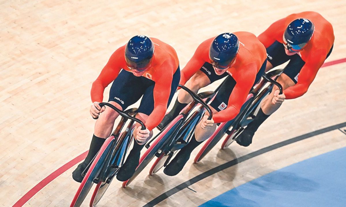 El equipo neerlandés masculino, liderado por Harrie Lavreysen, el rey del esprint, revalidó su título olímpico de velocidad por equipos masculina en el velódromo de Saint-Quentin-en-Yvelines,