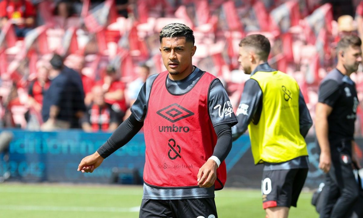 Colocado como titular a días de confirmarse su llegada a Inglaterra, Julián Araujo tuvo un destacado debut con el Bournemouth durante el empate de los Cherries ante Newcastle