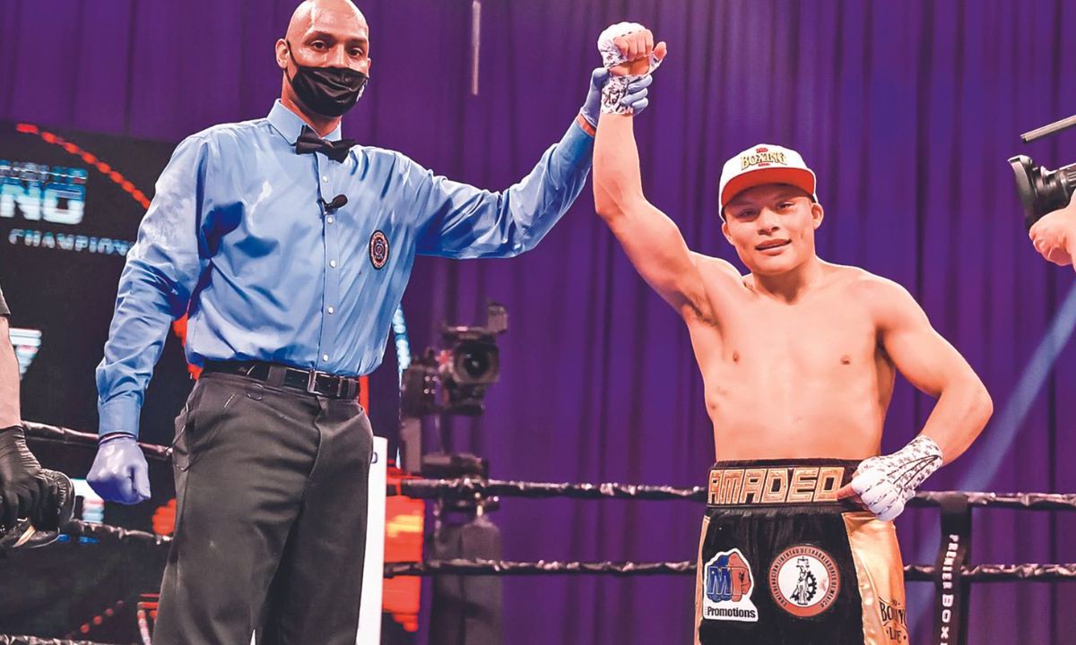 En su llegada a Estados Unidos para el combate ante José Valenzuela, en lo que será su primera defensa mundial como monarca Superligero de la Asociación Mundial de Boxeo