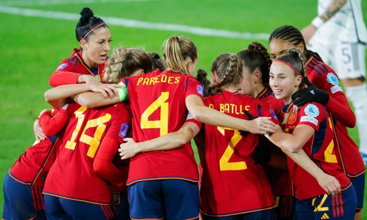 Con un triunfo de 2-0 que incluyó una expulsión polémica a la brasileña Marta, España conquistó el grupo A en el futbol femino de París