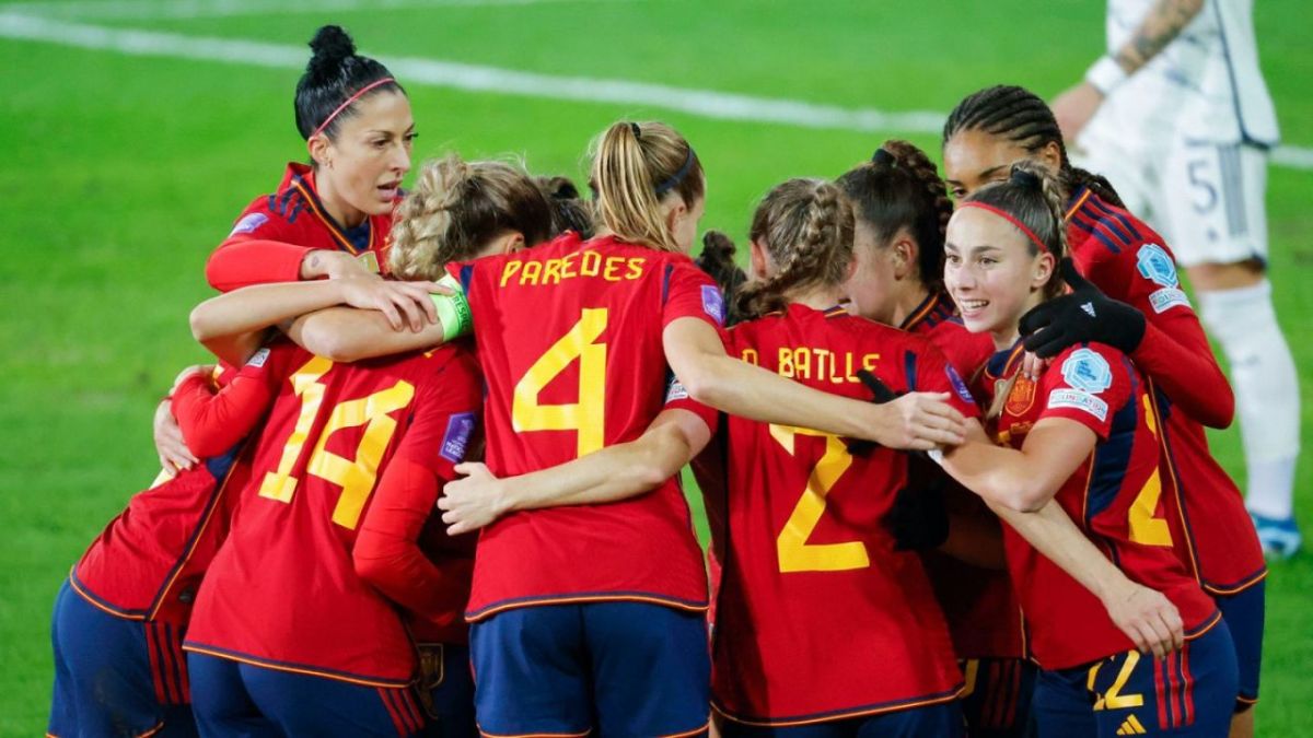 Con un triunfo de 2-0 que incluyó una expulsión polémica a la brasileña Marta, España conquistó el grupo A en el futbol femino de París