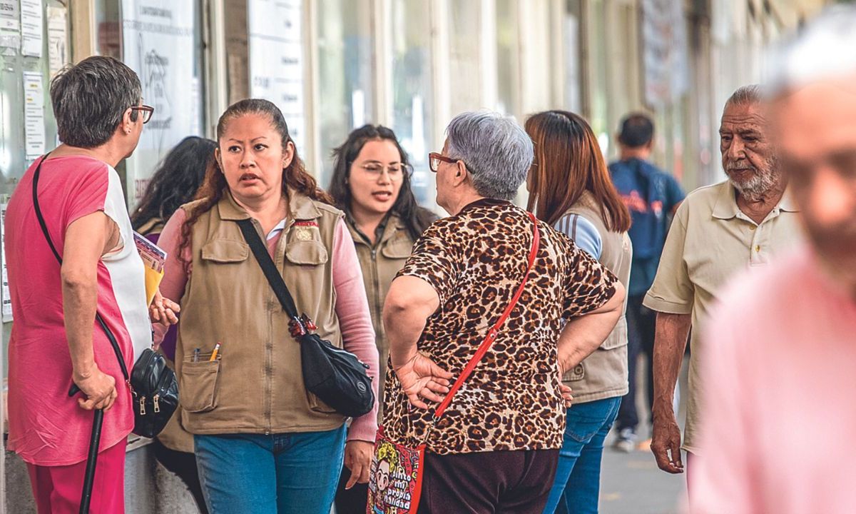 Sin atención. A la sede de Avenida Universidad, en la alcaldía Benito Juárez, llegan adultos mayores solos, con bastón y hasta en silla de ruedas.