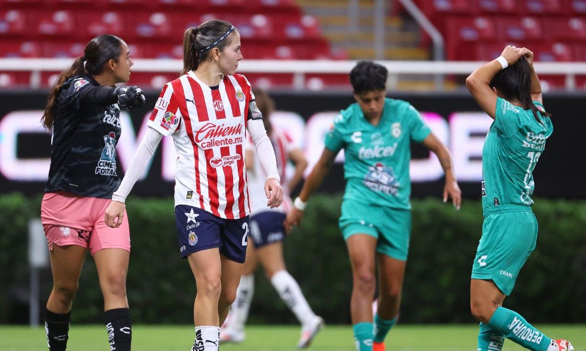 Guadalajara sumó su cuarta victoria del campeonato con una victoria de 2-1 sobre León en el partido pendiente q