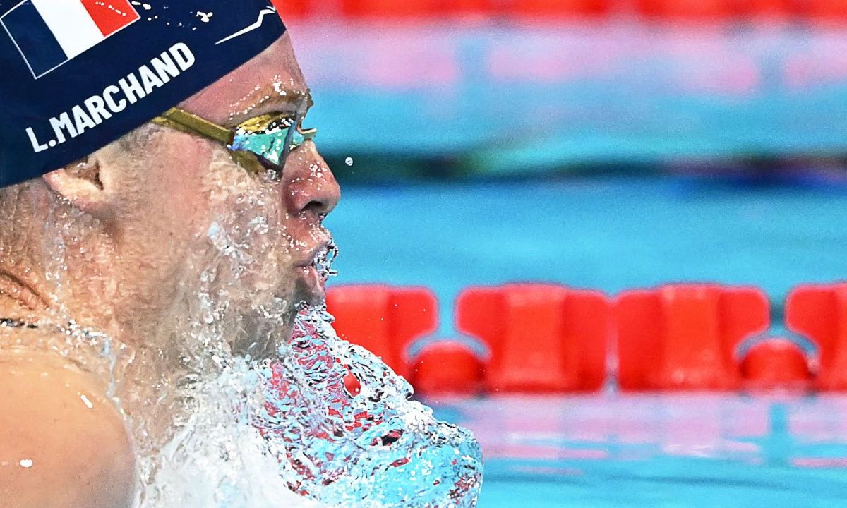 El nadador francés León Marchand, considerado el sucesor de Michael Phelps, ganó dos oros e impuso dos récords en un mismo día y va por una presea más