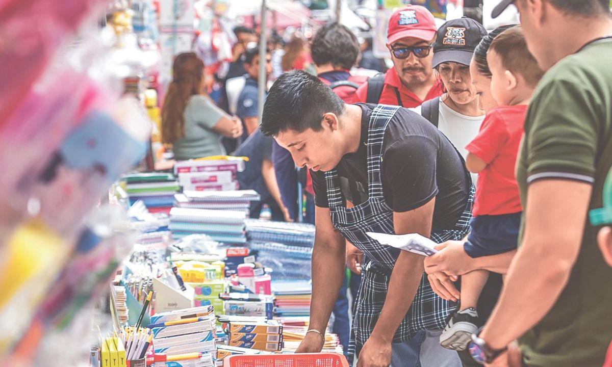 Presupuesto. Padres buscan pagos a meses sin intereses o en oferta para enfrentar el golpe al bolsillo que significa el volver a las aulas