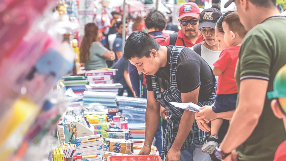 Presupuesto. Padres buscan pagos a meses sin intereses o en oferta para enfrentar el golpe al bolsillo que significa el volver a las aulas