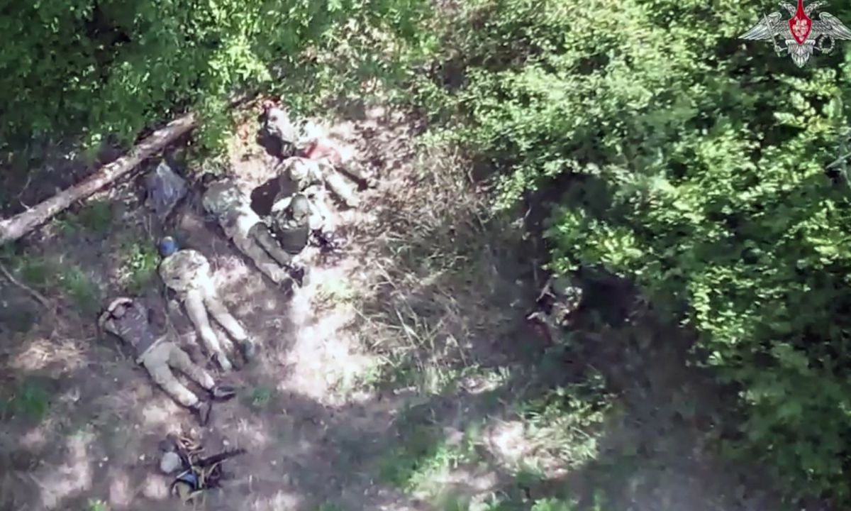 ATAQUES. Soldados ucranianos fueron capturados por las fuerzas rusas en la región de Kursk, intensificando la confrontación en un área clave del conflicto.