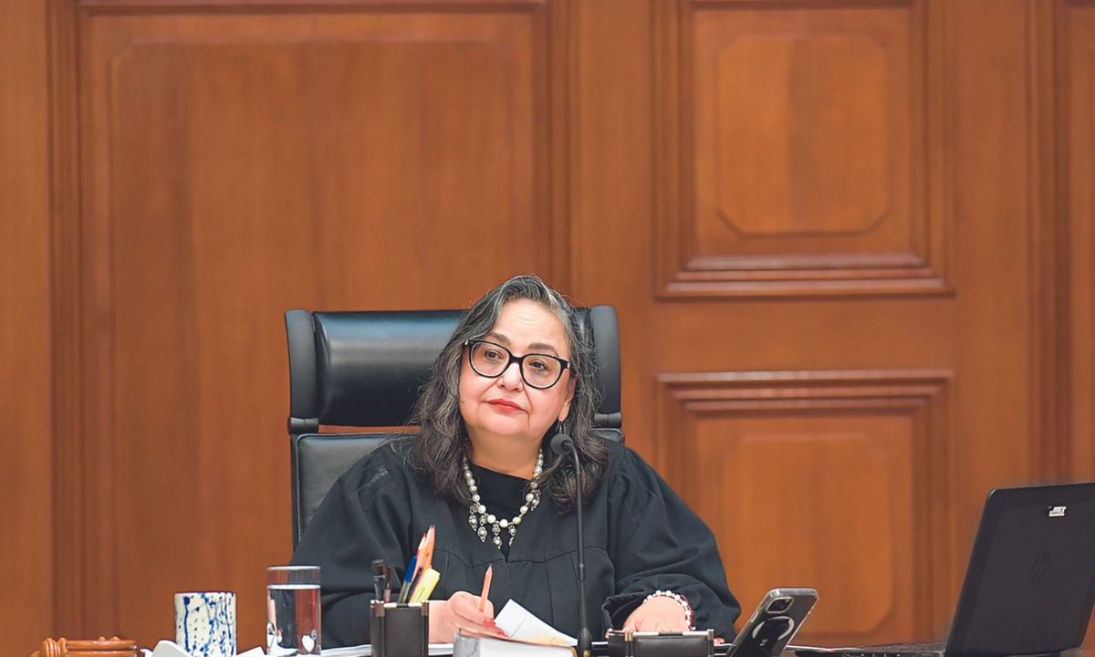 Defiende Claudia mayoría en la Cámara baja Después que Xóchitl Gálvez, excandidata presidencial de Fuerza y Corazón por México, anunció que impulsará un juicio contra la sobrerrepresentación de Morena y aliados, Claudia Sheinbaum, virtual presidenta electa, aseguró que esta no existe en las Cámaras y llamó al Tribunal Electoral del Poder Judicial a actuar conforme a la Ley. "Lo que nosotros estamos diciendo es que (Tribunal Electoral) siga el mismo criterio que ha seguido en las últimas definiciones de los diputados y diputadas plurinominales", comentó. Tras reunirse con los gobernadores de la región noroeste del país, Sheinbaum aseguró que la asignación de los legisladores en las Cámaras será algo que "a algunos no les gustará, pero es lo que decidió el pueblo de México", sentenció. Por ello, la virtual presidenta electa insistió en que el Instituto Nacional Electoral (INE) ha determinado anteriormente el número de legisladores para cada partido político, por lo que ahora el Tribunal Electoral del Poder Judicial deberá definirlo conforme a Ley. "Que no sea diferente (el Tribunal Electoral) a como se hizo en el 21, a cómo se hizo en el 18, y a como se hizo en 2015", concluyó. /ARMANDO YEFERSON FRASE "Lo que nosotros estamos diciendo es que (Tribunal Electoral) siga el mismo criterio que ha seguido en las últimas definiciones de los diputados y diputadas plurinominales" Claudia Sheinbaum Virtual presidenta electa