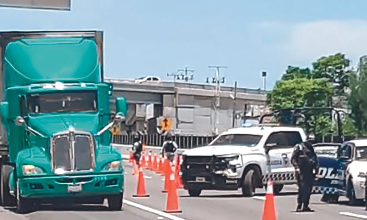 TRABAJO. El periodista fue a la carretera Panamericana para cubrir la muerte de un hombre atropellado.