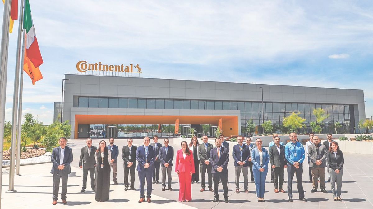 ESTRENAN. La gobernadora Teresa Jiménez Esquivel participó en la inauguración de la nueva planta de Continental Aguascalientes.