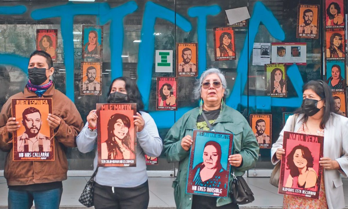 Desaire. Con pintas en la fachada del búnker de la Fiscalía capitalina, los inconformes acusaron que hay irregularidades en la investigación.