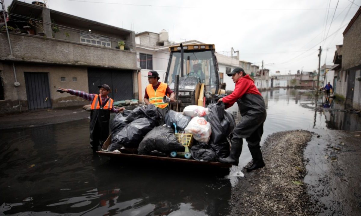 MEJORA. Al bajar las aguas negras acumuladas, se incrementa la basura que sacan los vecinos de las viviendas afectadas.