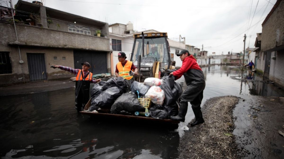 MEJORA. Al bajar las aguas negras acumuladas, se incrementa la basura que sacan los vecinos de las viviendas afectadas.