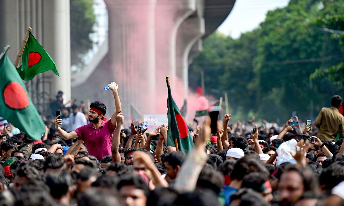 AGITACIÓN. La crisis en Bangladés se intensifica con la intervención militar y la evacuación de diplomáticos estadounidenses.