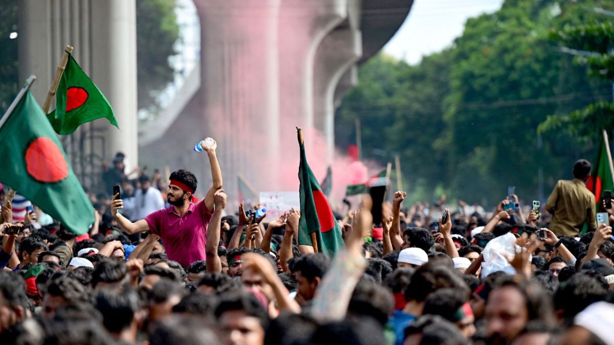 AGITACIÓN. La crisis en Bangladés se intensifica con la intervención militar y la evacuación de diplomáticos estadounidenses.