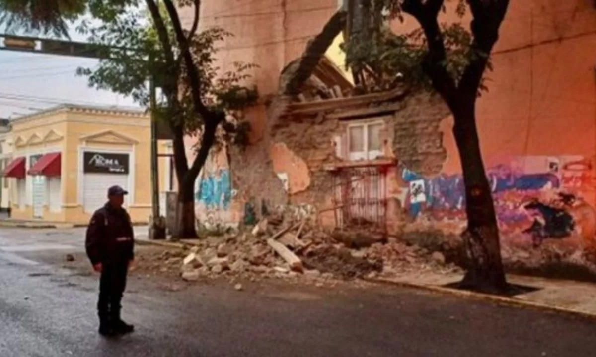 DAÑOS. El frente del inmueble se reblandeció por las tormentas de los últimos días.