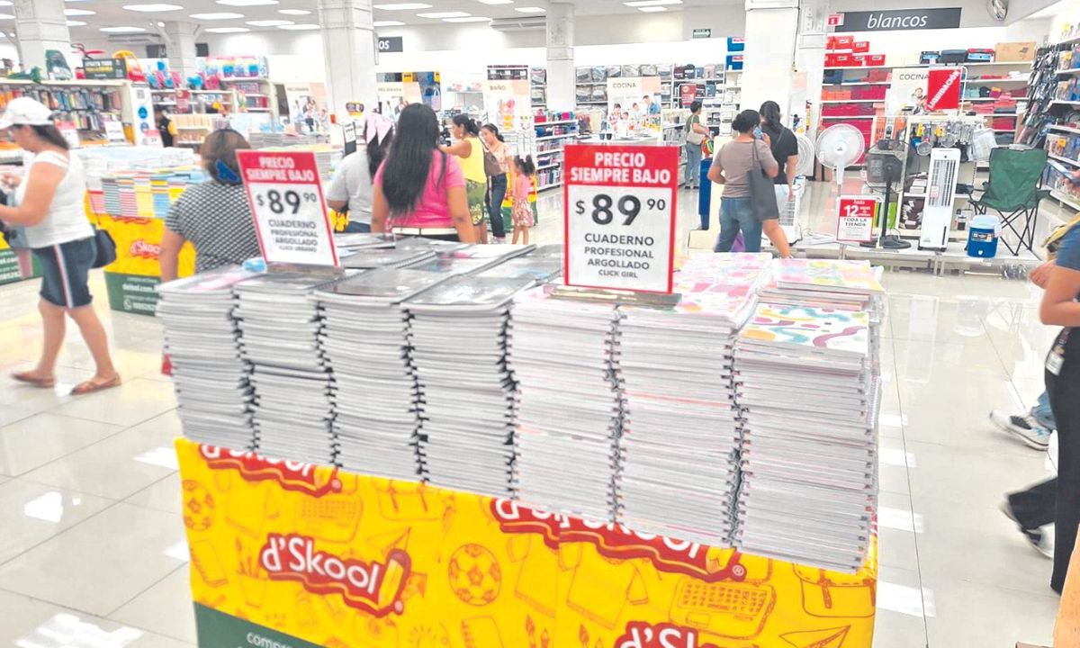 AHORRO. Las familias buscan los mejores precios para ahorrar en esta temporada de regreso a clases.