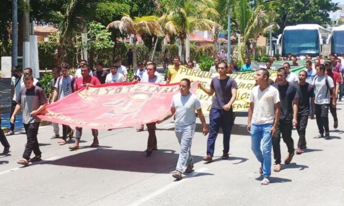 Alumnos de la normal rural Raúl Isidro Burgos de Ayotzinapa marcharon del Palacio Federal al antimonumento de los 43, donde llevaron a cabo un mitin en la víspera