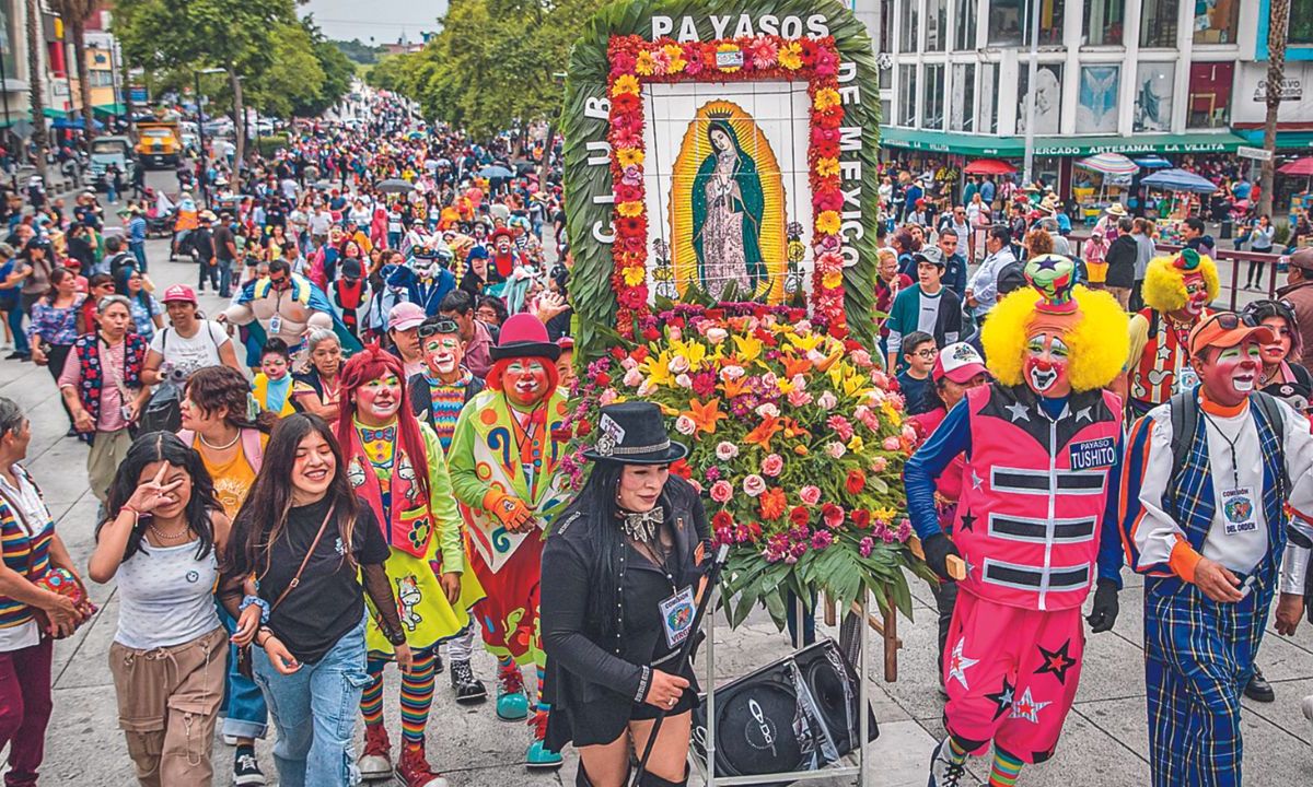 Alegres. En su camino hacia el recinto religioso, los artistas cómicos no solo repartieron sonrisas, sino que regalaron las icónicas narices rojas que representan a las niñas y niños que se encontraban a su paso.