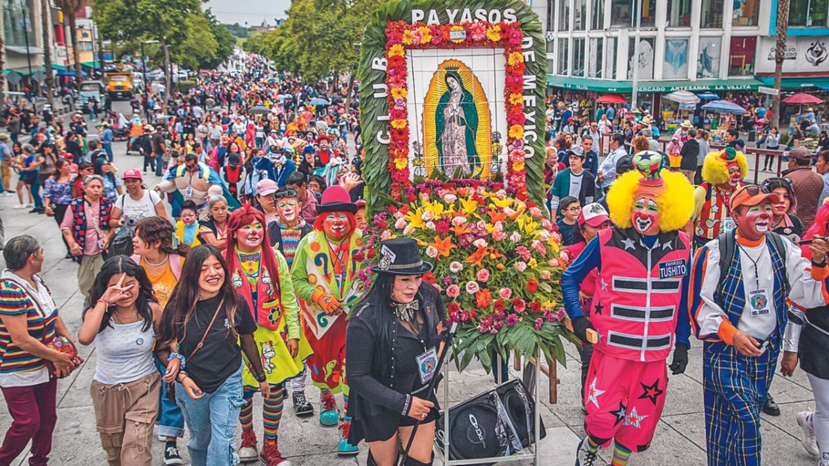 Alegres. En su camino hacia el recinto religioso, los artistas cómicos no solo repartieron sonrisas, sino que regalaron las icónicas narices rojas que representan a las niñas y niños que se encontraban a su paso.