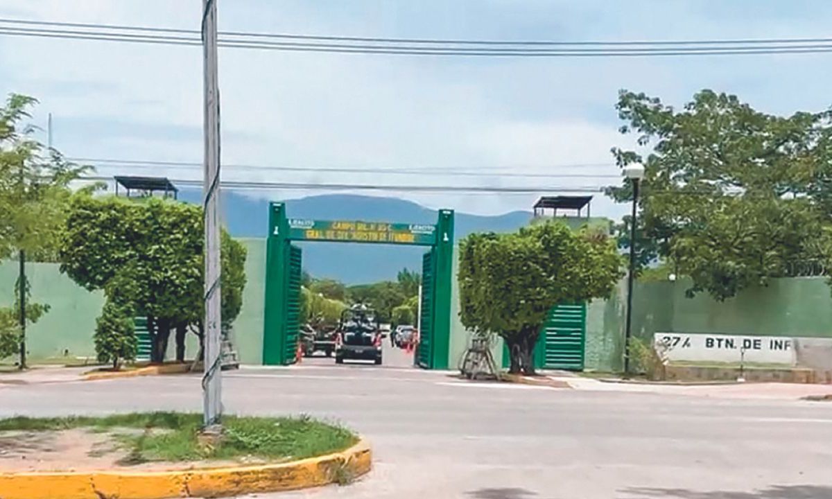 RASTREO. Los padres de los normalistas y autoridades ingresaron a las 10:00 horas al cuartel para la jornada de rastreo.