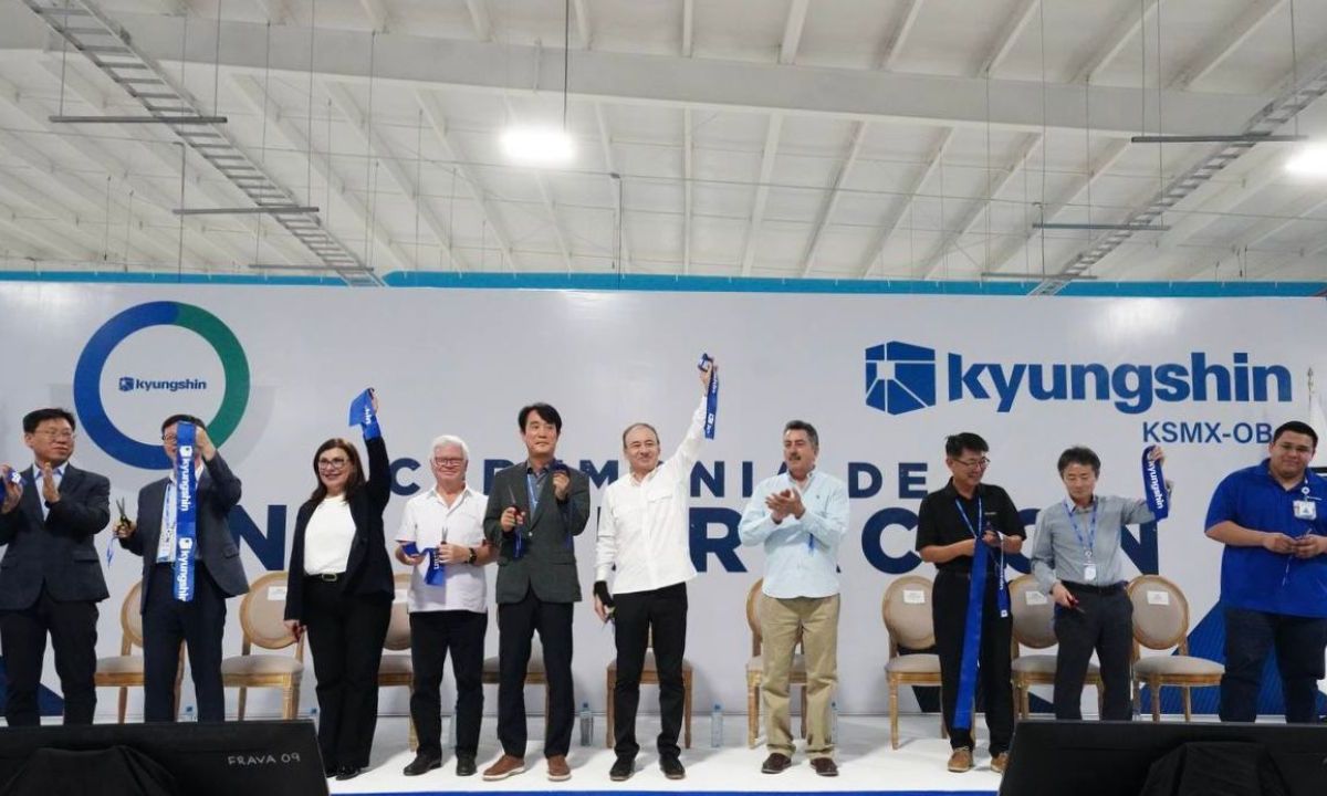 SONORA. Junto con directivos de Kyungshin México-Obregón, el gobernador recorrió la nueva planta.