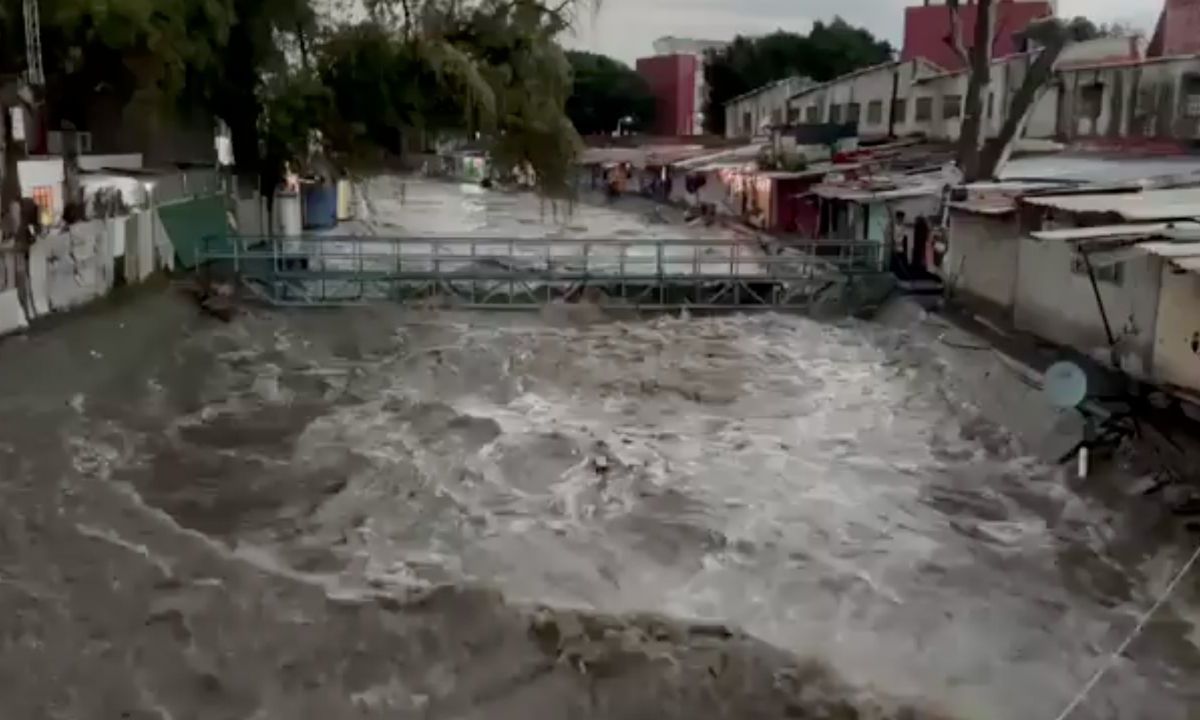 PELIGRO. Decenas de casas asentadas a la orilla del río estuvieron en riesgo.