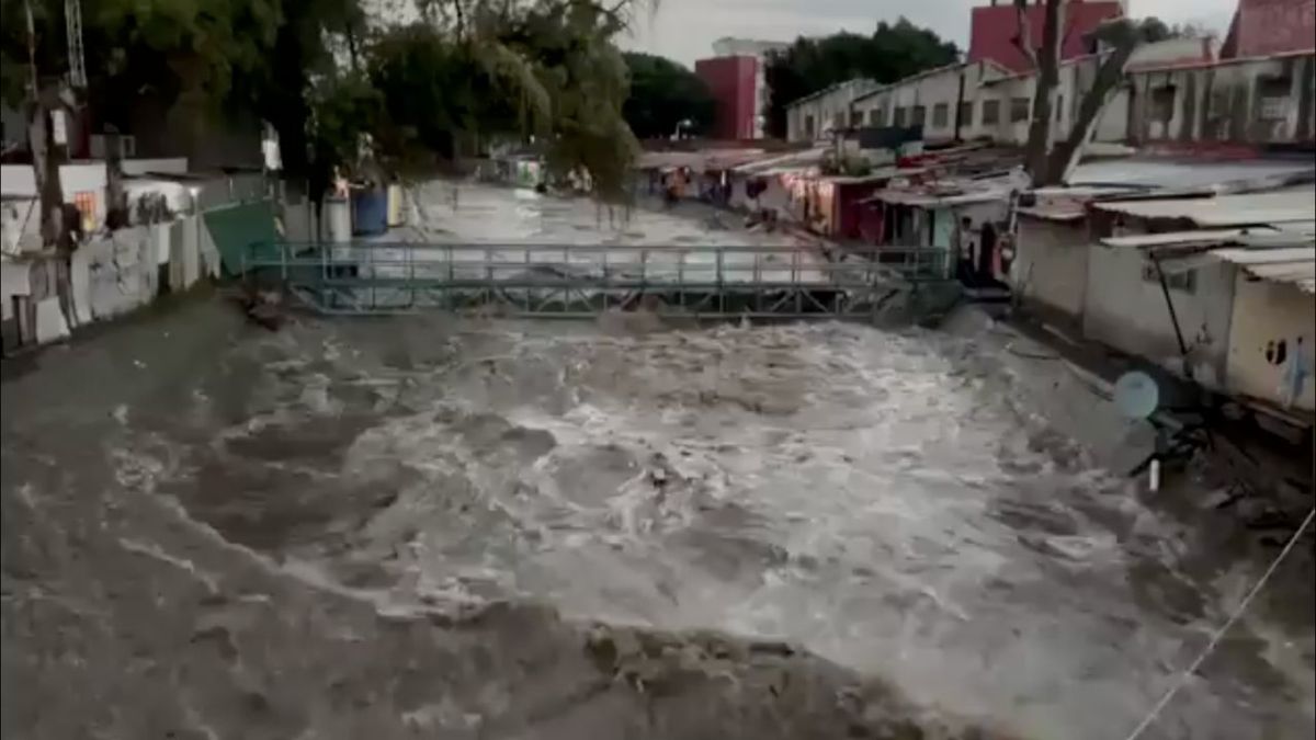 PELIGRO. Decenas de casas asentadas a la orilla del río estuvieron en riesgo.