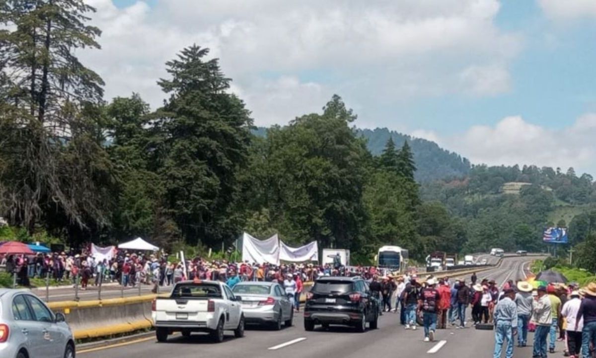 SIN PASO. Los manifestantes comenzaron su protesta alrededor del mediodía de ayer.SIN PASO. Los manifestantes comenzaron su protesta alrededor del mediodía de ayer.