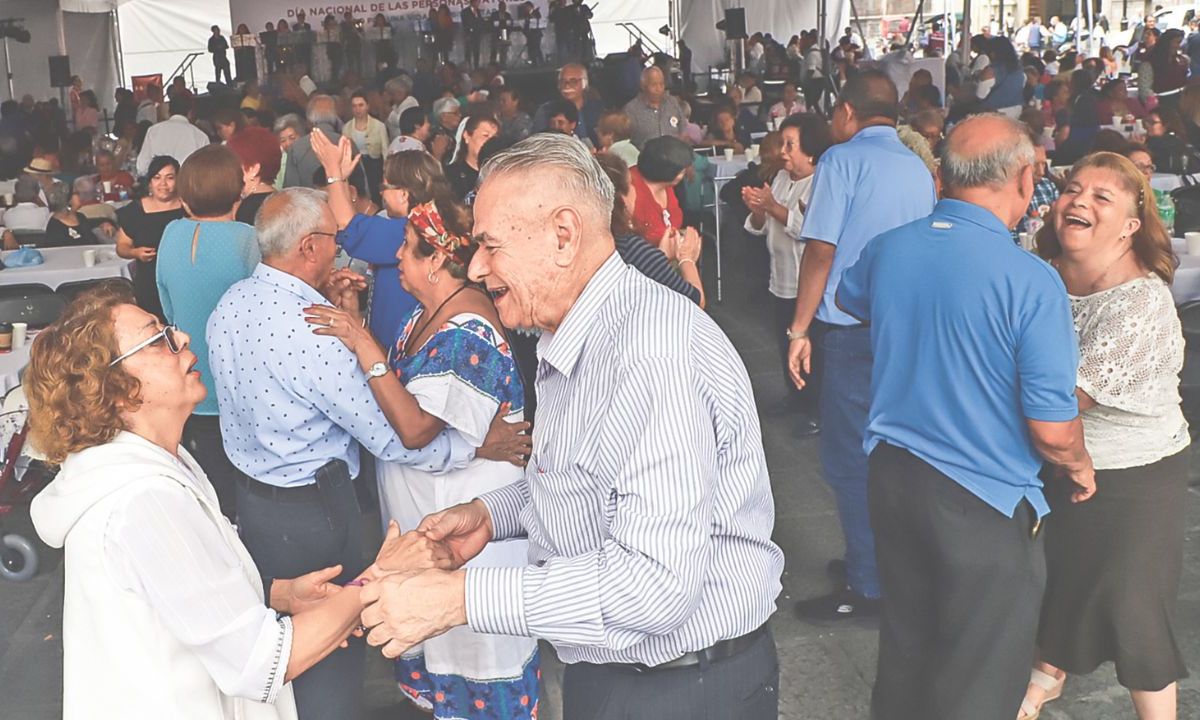 Festejo. Bajo carpas colocadas en la Plaza de Santo Domingo, los adultos mayores sacaron sus mejores pasos al ritmo de danzón y disfrutaron de una comida.