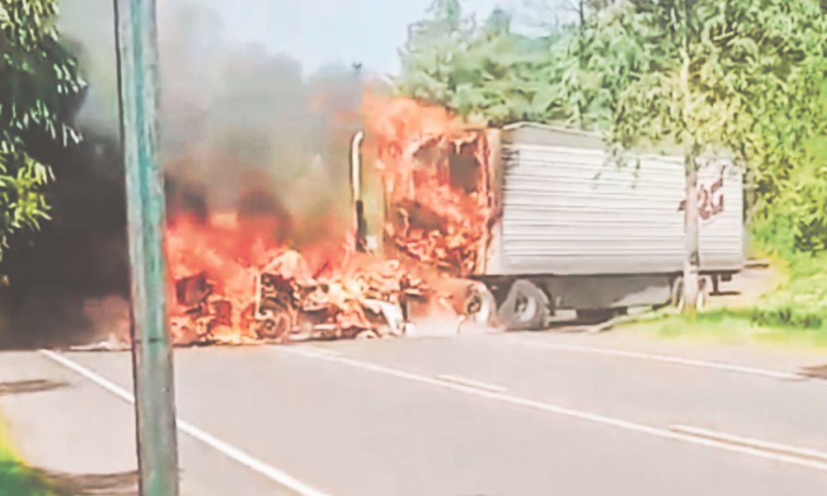 PROTESTA. Además del tráiler, habitantes de La Cantera también quemaron un autobús de pasajeros.