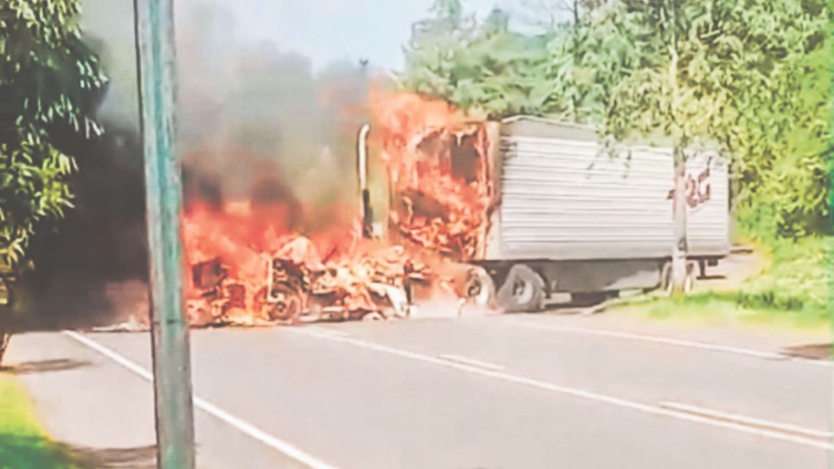 PROTESTA. Además del tráiler, habitantes de La Cantera también quemaron un autobús de pasajeros.