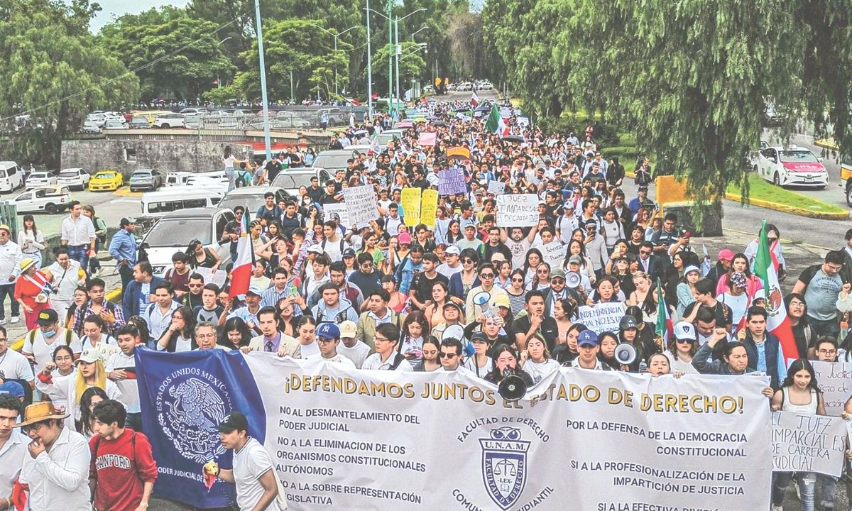 Siendo el futuro del Derecho en México, cientos de estudiantes tomaron las calles para protestar contra la reforma al Poder Judicial impulsada por el presidente Andrés Manuel López Obrador