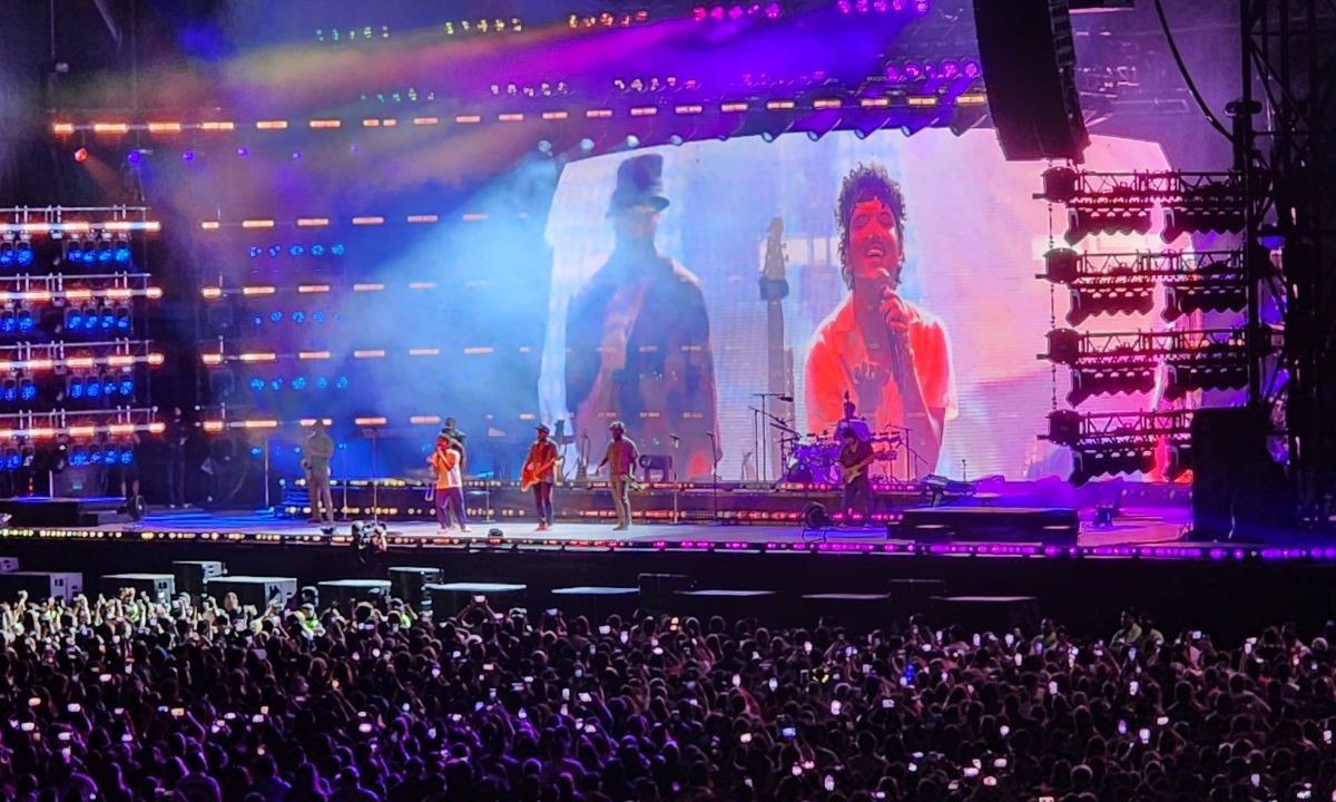 El cantante hawaiano Bruno Mars se despidió de México de una manera peculiar, como  un luchador, tras la tercia de conciertos que reinauguraron el Estadio GNP Seguros