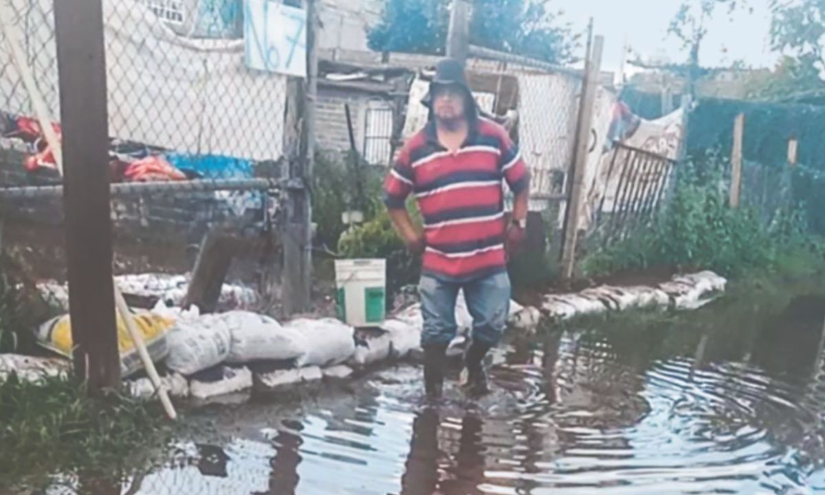 Apoyo. Vecinos de diversas colonias de la alcaldía Tláhuac sufren por el desbordamiento de un canal, alertaron diputados panistas.