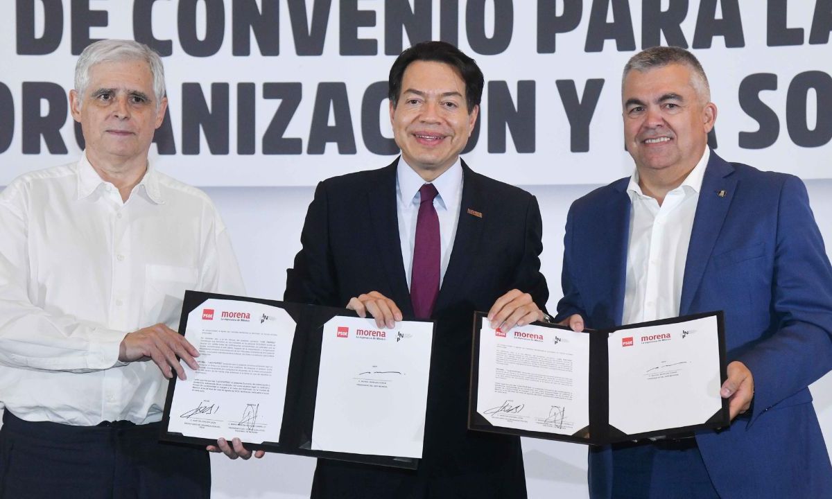 Pacto. Mario Delgado, Rafael Barajas El Fisgón y Santos Cerdán, miembro del Partido Socialista Obrero Español, tras firmar el acuerdo.