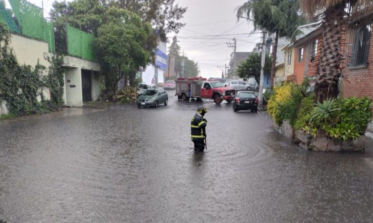 Labor. Los vulcanos desazolvaron una calle de la colonia Lomas de Padierna.