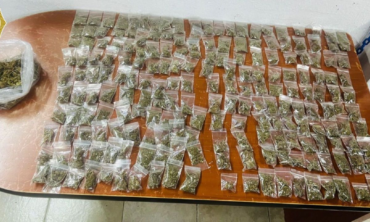 Asegurados. En el operativo se incautaron más de 180 gramos de cannabis.