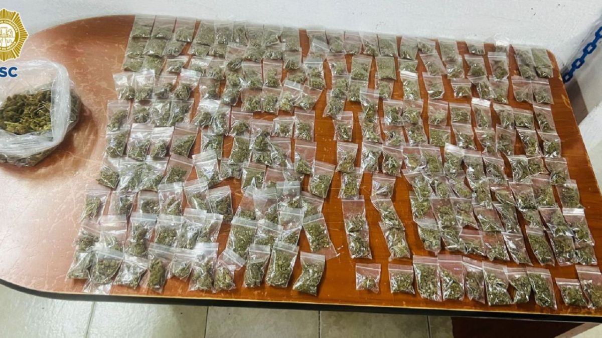 Asegurados. En el operativo se incautaron más de 180 gramos de cannabis.