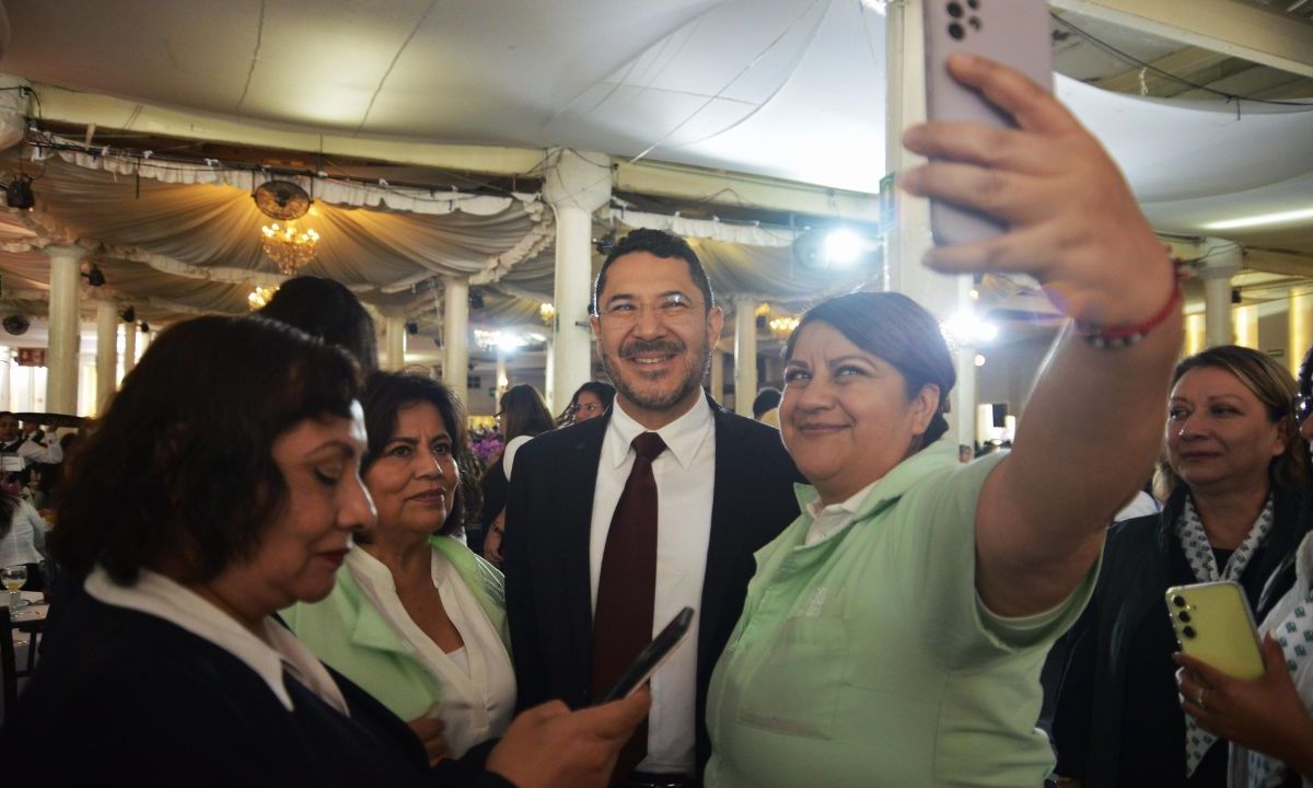 Celebración. El jefe de Gobierno se reunió con profesionales de este ramo que laboran en el sector salud de la Ciudad de México, a quienes festejó en su día.