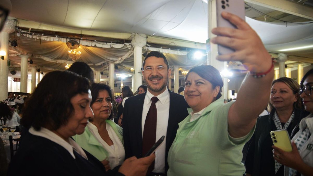 Celebración. El jefe de Gobierno se reunió con profesionales de este ramo que laboran en el sector salud de la Ciudad de México, a quienes festejó en su día.