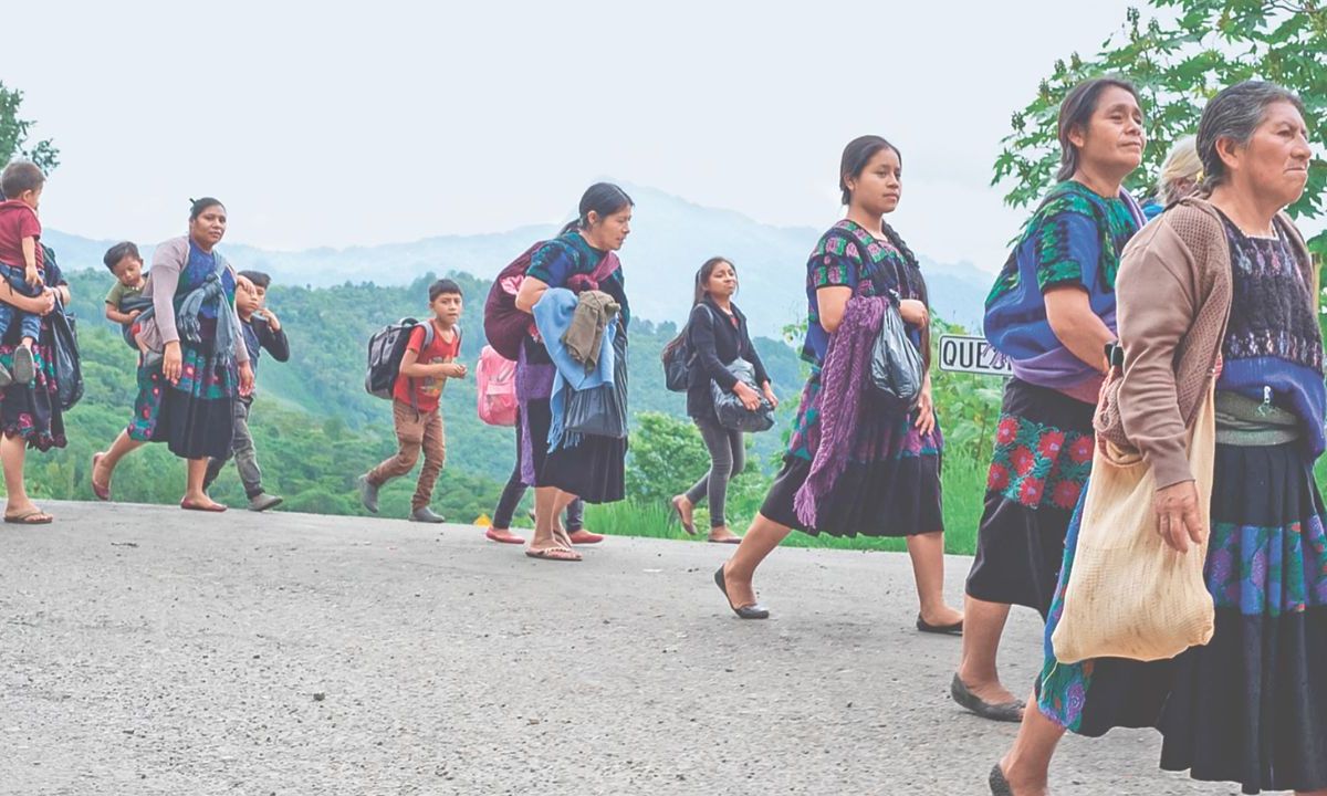 Impacto. Familias huyen de sus hogares en busca de sitios seguros.