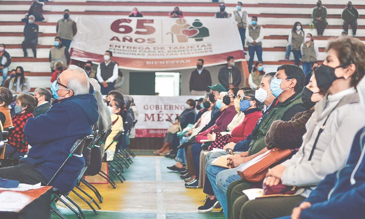 Evento. El 27 de enero de 2022, el gobernador de Veracruz, Cuitláhuac García Jiménez, entregó tarjetas de Pensión para el Bienestar de adultos mayores.