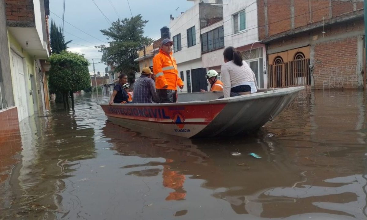 MORELIA. Algunos vecinos quedaron atrapados en sus casas por el alto nivel del agua.