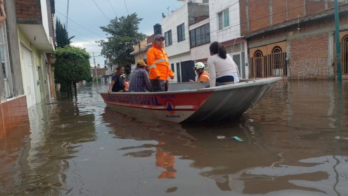 MORELIA. Algunos vecinos quedaron atrapados en sus casas por el alto nivel del agua.