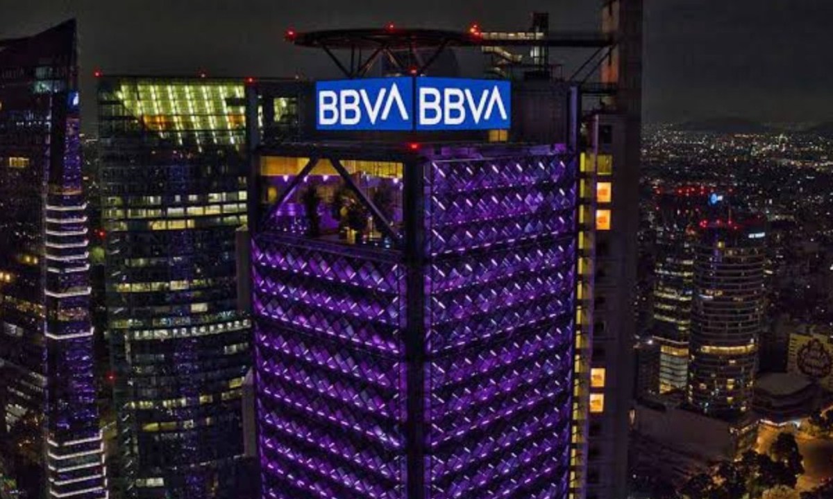 Foto: X@amadeline/ Armys solicitan iluminar de morado la torre BBVA