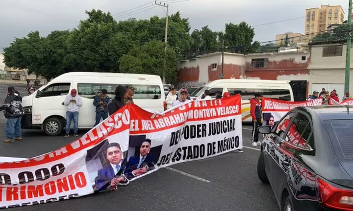 Foto:X@FrankLG/ Manifestación corta la circulación en México - Pachuca