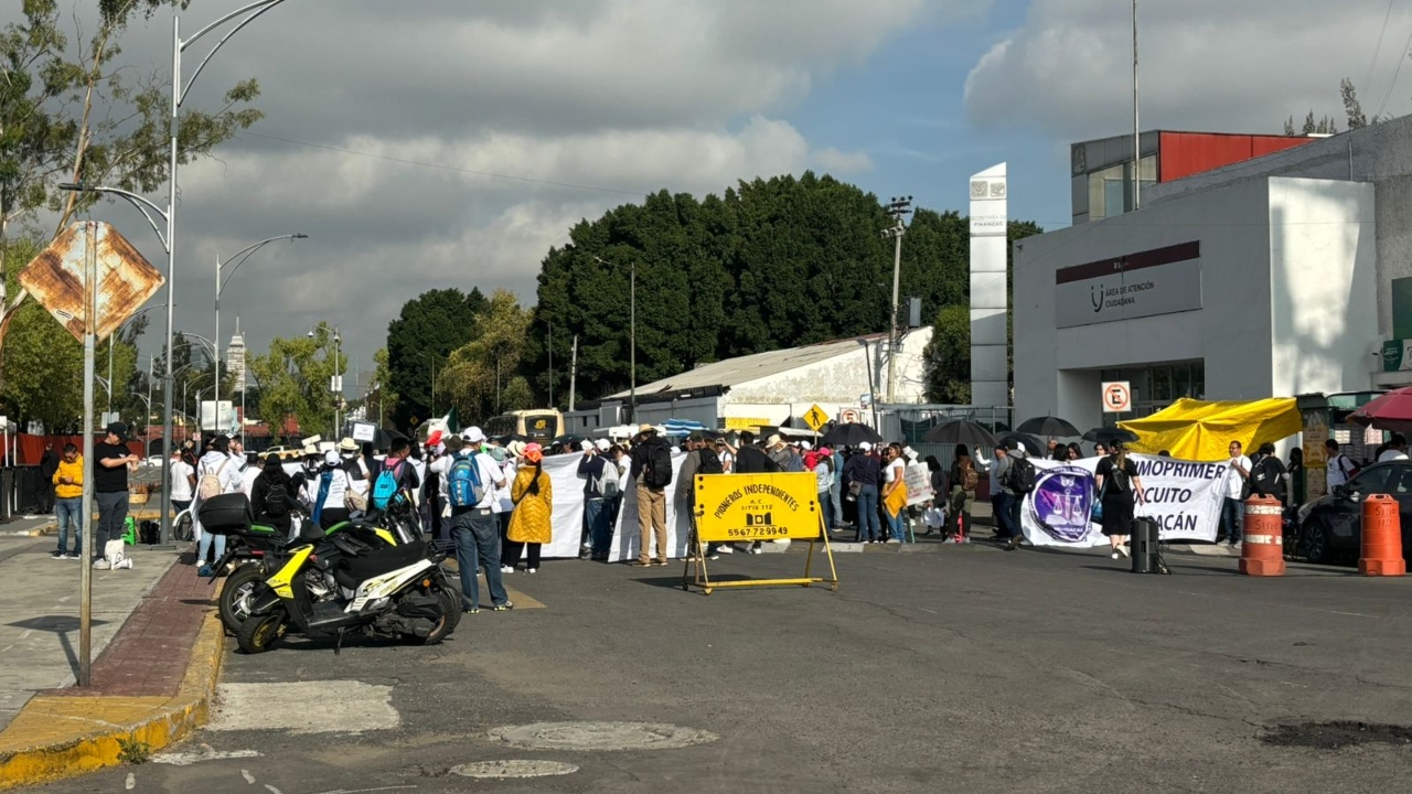 Foto: Especial/ Desde temprano, los trabajadores judiciales acudieron al acceso principal de San Lázaro