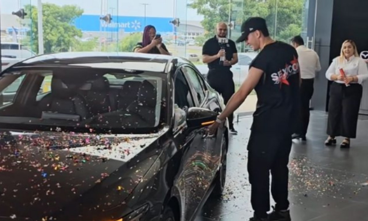 Foto: Instagram@soy.atleta/Marco Verde recibe su auto de regalo por parte de Mazda